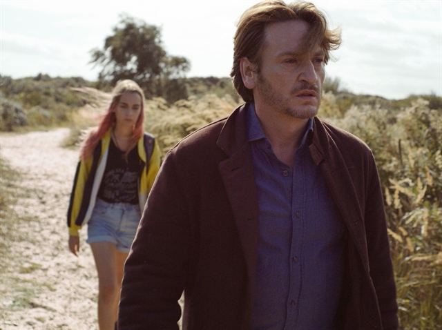 Mya Bollaers (as Lola) and Benoît Magimel (as Phillip, Lola’s father) seen in Lola vers la mer (Encounter). The movie will open the Francophone Film Week 2020 on September 23