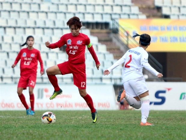 Striker Pham Thi Hai Yen of Hanoi (middle) vies for the ball with a player of Thai Nguyen in the National Women’s Football Championship last year (Photo: vff.org.vn)