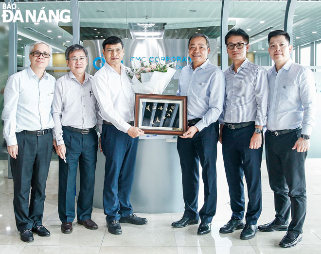 Vice Chairman Minh (3rd left) taking a souvenir photo with representatives from the telecoms and IT giant CMC Corporation