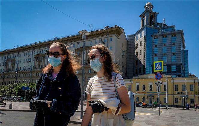 Người dân đeo khẩu trang phòng dịch COVID-19 tại Moskva, Nga ngày 22/6/2020. Ảnh: AFP/TTXVN