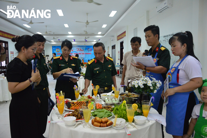 Gia đình quân nhân Bộ Chỉ huy Quân sự thành phố tham gia thi nấu ăn trong Ngày hội Gia đình Việt Nam 28-6. 					     Ảnh: CÁT TƯỜNG