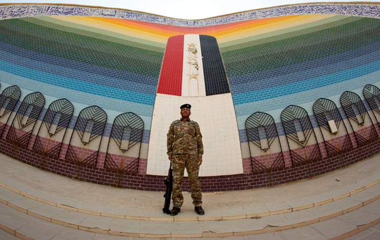 Một binh sĩ Iraq đứng gác tại thánh đường được xây dựng sau cuộc chiến tranh cách đây 4 thập niên. Ảnh: AFP