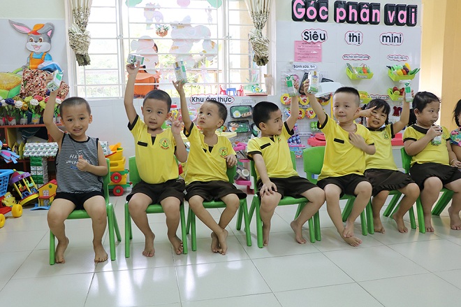 Các em nhỏ Trường mầm non Hoa Ban hứng thú trong giờ uống sữa học đường.