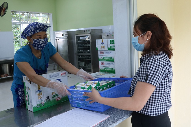 Các giáo viên nhận sữa học đường tại kho bảo quản (ảnh chụp tại Trường mầm non Hoa Ban, quận Hải Châu).