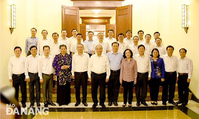 Thủ tướng Nguyễn Xuân Phúc cùng các đồng chí lãnh đạo Đảng, Nhà nước chụp ảnh với các đồng chí lãnh đạo thành phố Đà Nẵng. Ảnh: ĐẶNG NỞ