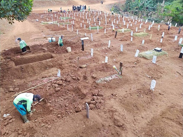 Gravediggers at Pondok Ranggon cemetery in East Jakarta dig graves for COVID-19 victims. (Photo:JP)