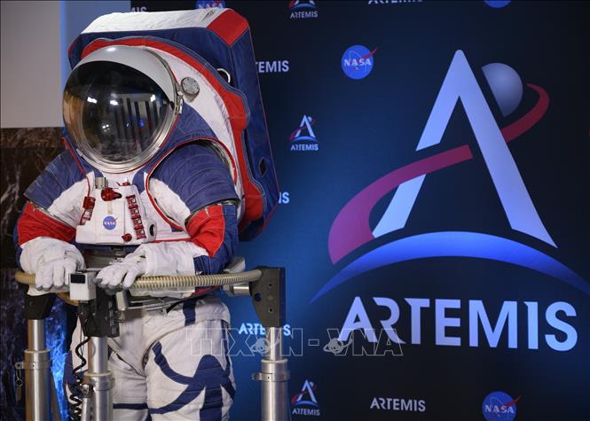 Bộ trang phục phi hành gia thế hệ mới của chương trình thám hiểm Mặt Trăng Artemis. Ảnh: AFP/TTXVN