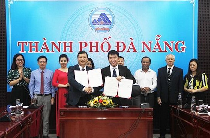 Vice Chairman Minh (6th left) handing an investment license to representatives from the Saigon Telecommunications Technology JSC