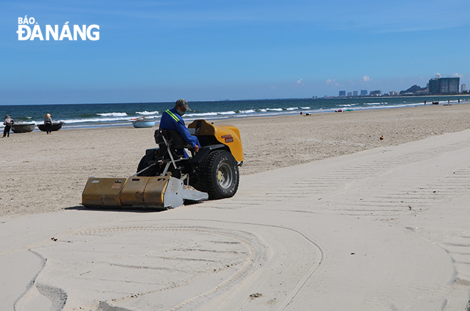 Không chỉ thu gom rác nhỏ trong lớp cát biển, máy sàng cát còn làm cho mặt cát bằng phẳng. Ảnh: VĂN HOÀNG