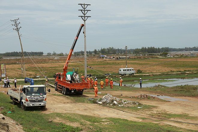 Khẩn trương khắc phục sự cố do bão số 5 tại tỉnh Thừa Thiên Huế. Ảnh: EVNCPC