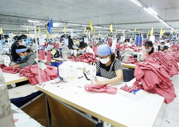 Processing garment products at the Tien Hung Garment Joint Stock Company in Hung Yen province (Photo: VNA)