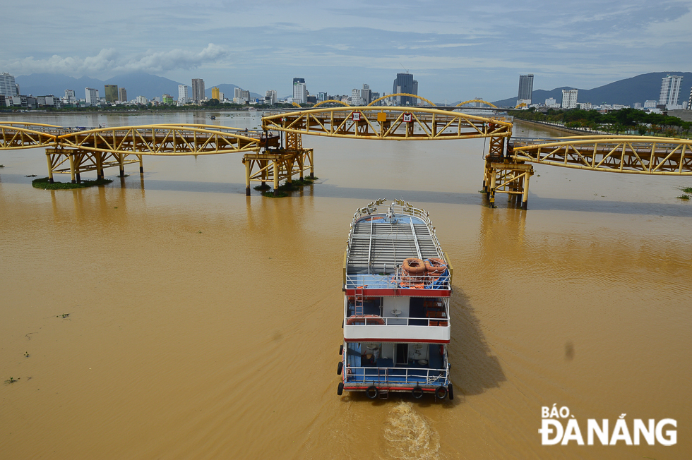 The Nguyen Van Troi Bridge with its middle lifting span