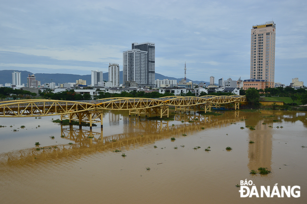 The Nguyen Van Troi Bridge was installed a bridge lifting and monitoring system in 2015.