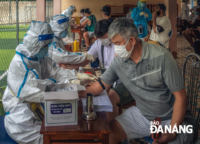  With many drastic solutions, Da Nang has successfully put out its efforts to contain the pandemic. Here is a picture of medical workers taking swab samples from local residents
