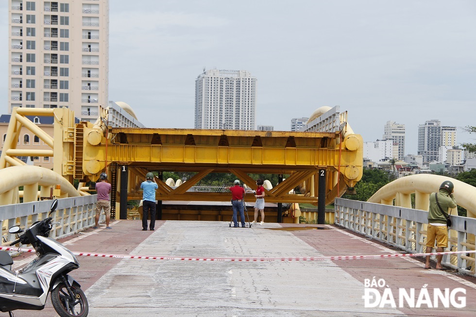 The lifting span is 36.45m in length.