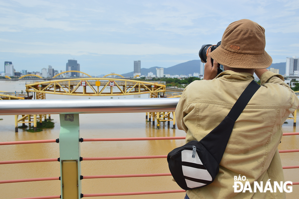 Picture taken at the vertical lifting bridge on 19 September by Nguyen Dinh Tuan, a resident of Cam Le District. Tuan said that he has lived in Da Nang for 6 years and this was the first time he had seen the middle span of the Nguyen Van Troi pedestrian bridge in Da Nang vertically lifted.