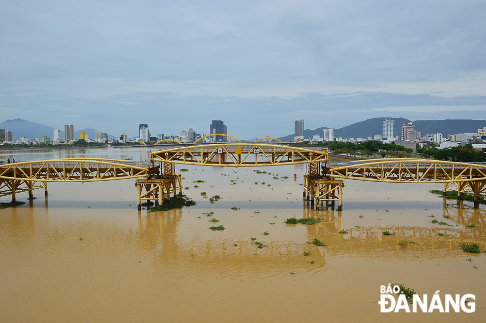 The Nguyen Van Troi Bridge was built in 1965 by the Americans to connect the western and eastern sides of the Han River to transport weapons of war from the Tien Sa Port to the inner city.  Till date, the bridge has kept its original design as witness to a part of Da Nang’s history. It was converted into the city’s pedestrian-only bridge in 2013 in a bid to create a new place to visit in Da Nang. 