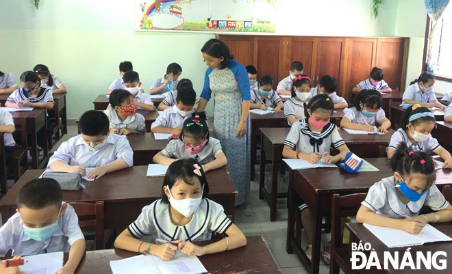 Một tiết học của lớp 3/7 Trường tiểu học Điện Biên Phủ, quận Thanh Khê.  Ảnh: NGỌC PHÚ