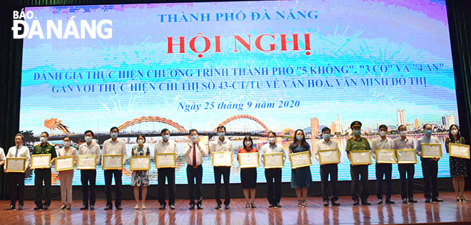 Phó Bí thư Thường trực Thành ủy Nguyễn Văn Quảng, trao Bằng khen của UBND thành phố cho các tập thể và cá nhân có thành tích xuất sắc trong thực hiện Chương trình “3 có” 