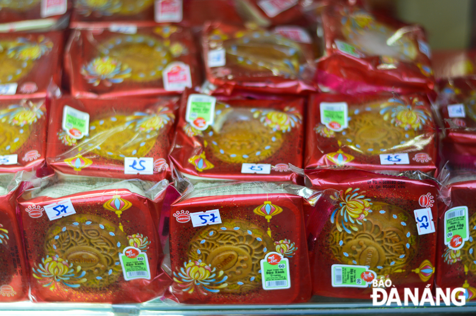 The prices of mooncakes are now ranging between 30,000 VND and 100,000 VND each