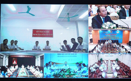 Thủ tướng trao đổi, động viên các bác sĩ tại các điểm cầu - Ảnh: VGP/Quang Hiếu