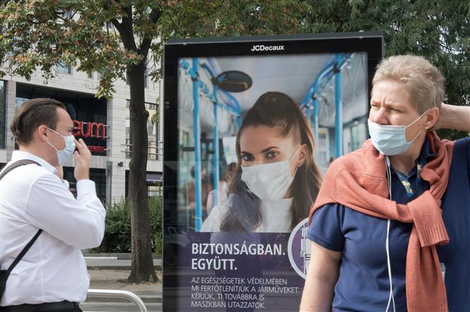 Người dân đeo khẩu trang phòng lây nhiễm COVID-19 tại Budapest, Hungary, ngày 23/9/2020. Ảnh: THX/TTXVN
