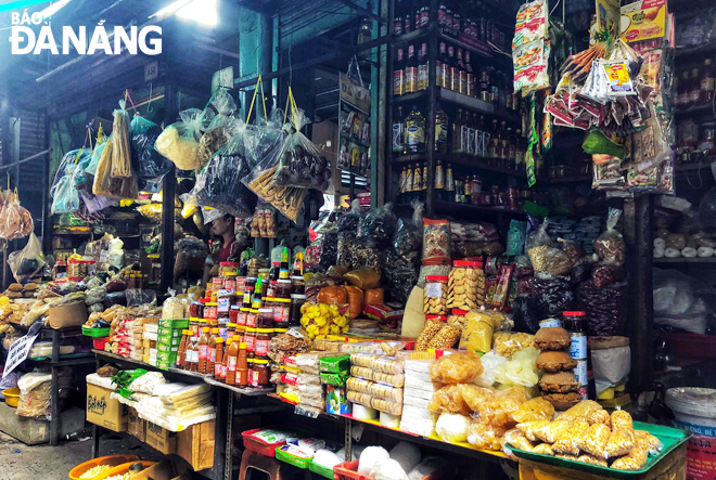 Nhiều loại đặc sản miền Trung được bày bán ở chợ Bà Hoa. Ảnh: K.M