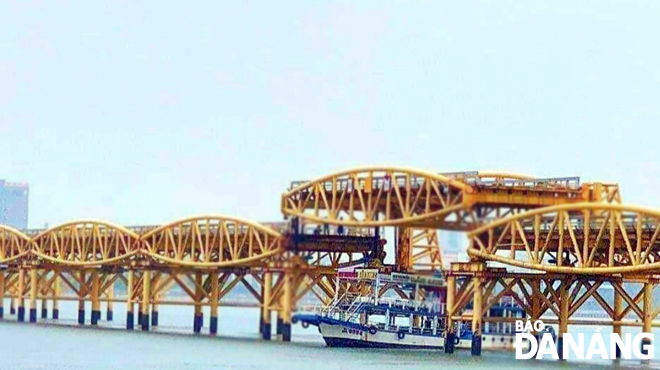 Trước và sau bão số 5 vừa qua, cầu Nguyễn Văn Trỗi được kích nâng tạo tĩnh không cho tàu đánh cá, tàu du lịch di chuyển vào trong sông Hàn  để tránh bão. Ảnh: TRIỆU TÙNG