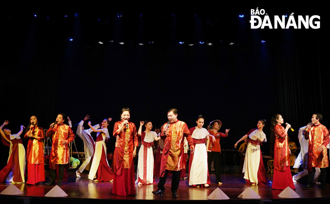 Nhà hát Tuồng Nguyễn Hiển Dĩnh biểu diễn ra mắt chương trình nghệ thuật Trầm tích sông Hàn vào đầu  tháng 7-2020. Ảnh: XUÂN DŨNG	