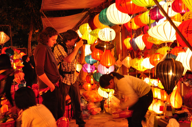 Đèn lồng được bày bán ở phố cổ Hội An (tỉnh Quảng Nam). Ảnh: VĨNH AN