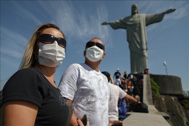 Khách du lịch đeo khẩu trang phòng dịch COVID-19 tại Rio de Janeiro, Brazil ngày 15/8. Ảnh: AFP/TTXVN