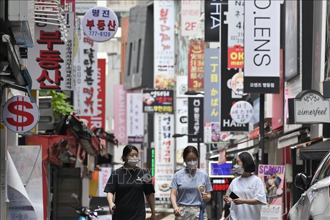 Người dân đeo khẩu trang phòng lây nhiễm COVID-19 tại Seoul, Hàn Quốc. Ảnh: AFP/TTXVN
