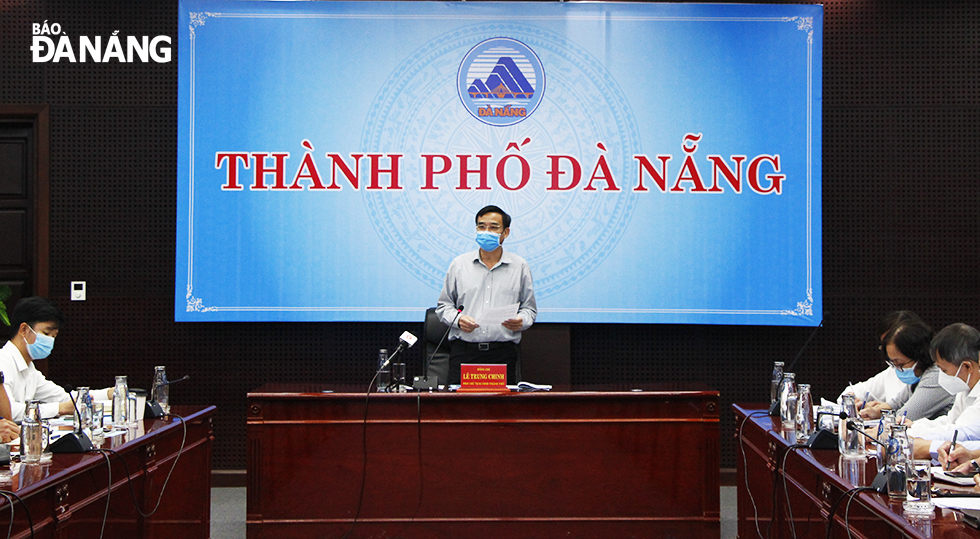 Vice Chairman of the Da Nang People's Committee cum Deputy Head of the municipal Steering Committee for the Covid-19 Prevention and Control Le Trung Chinh addressing the Saturday meeting
