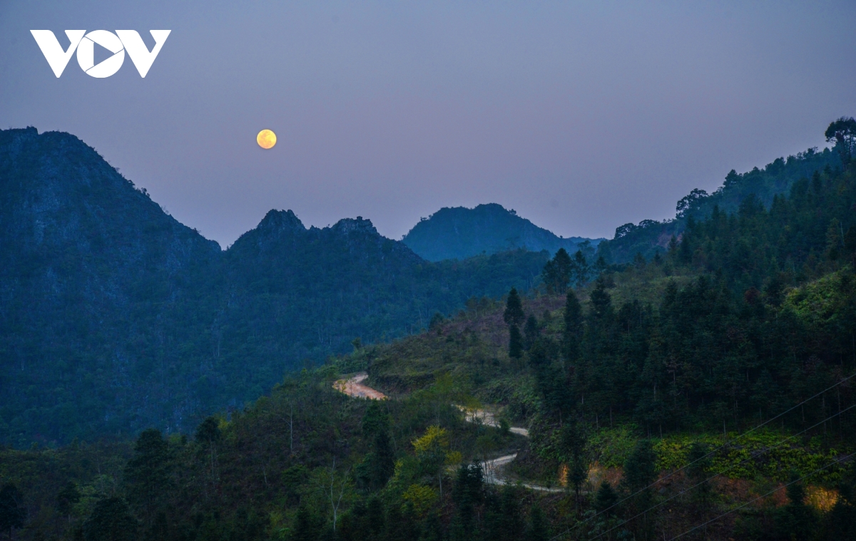 Đêm về, ngắm trăng thu tròn vành vạnh treo trên bạt ngàn núi đá sẽ là một trải nghiệm khó quên, để ta luôn nhớ về Hà Giang rất đẹp, rất tình.