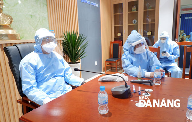 Picture taken on 3 August of Da Nang People's Committee Chairman Huynh Duc Tho (left) monitoring the treatment of Covid-19 patients at the Da Nang General Hospital