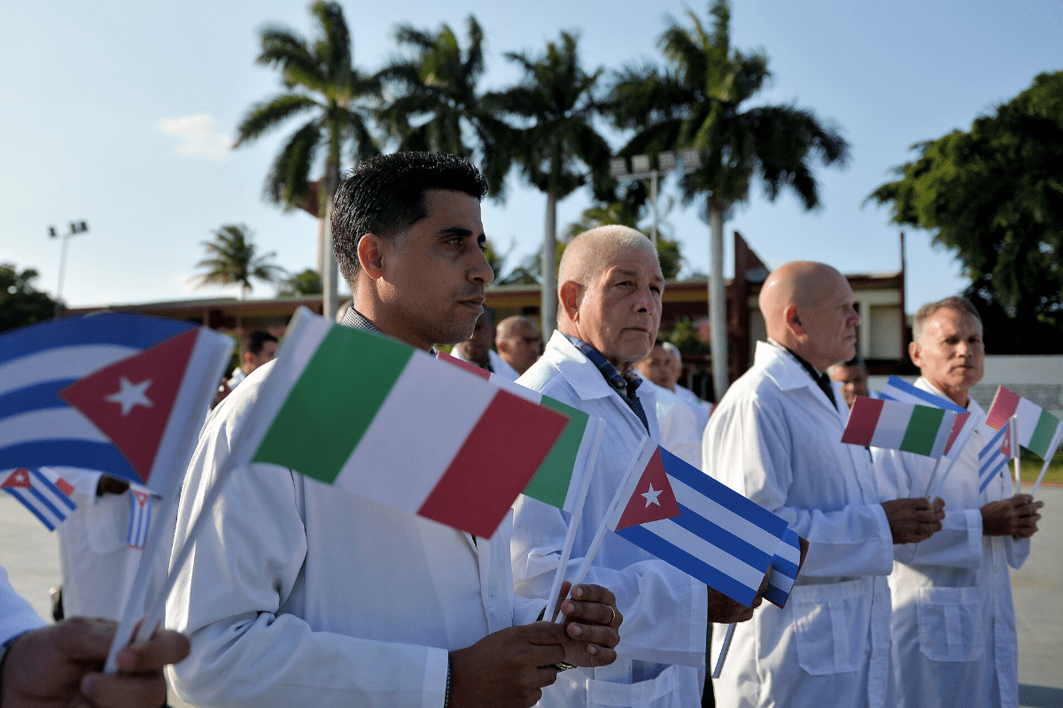 Các bác sĩ và y tá của Phái đoàn Bác sĩ Quốc tế Henry Reeve của Cuba trước khi lên đường tới Italy để giúp đỡ trong cuộc chiến chống lại đại dịch Covid-19, ngày 21-3-2020. Ảnh: AFP-Getty Images