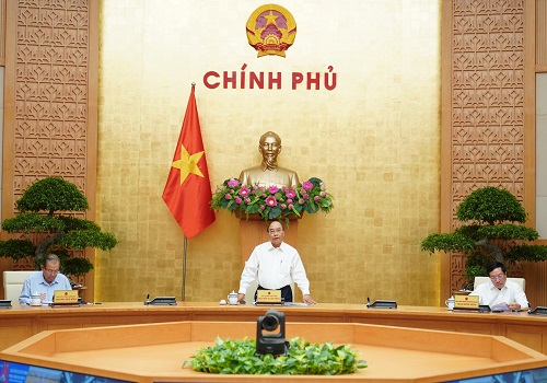 Thủ tướng Nguyễn Xuân Phúc chủ trì cuộc họp Thường trực Chính phủ về phòng chống COVID-19 ngày 18/9. Ảnh: VGP/Quang Hiếu
