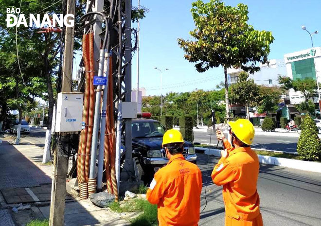 Công nhân Công ty TNHH MTV Điện lực Đà Nẵng kiểm tra hệ thống lưới điện để kịp thời phát hiện và xử lý các trường hợp bất thường.Ảnh: KHÁNH HÒA