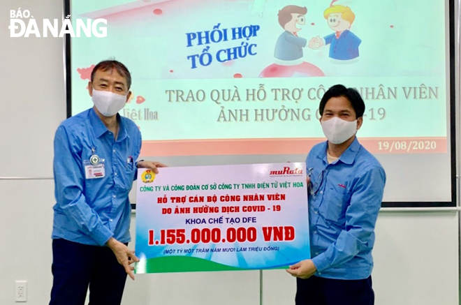 Lãnh đạo Công ty TNHH Điện tử Việt Hoa tặng quà, động viên người lao động hăng say làm việc. 												   Ảnh: N.Y