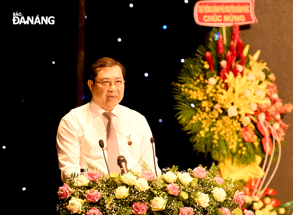 Chủ tịch UBND thành phố Huỳnh Đức Thơ, Chủ tịch Hội đồng Thi đua khen thưởng thành phố phát biểu khai mạc Đại hội. Ảnh: ĐẶNG NỞ