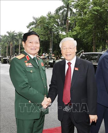 Đại tướng Ngô Xuân Lịch đón Tổng Bí thư, Chủ tịch Nguyễn Phú Trọng. Ảnh: TTXVN