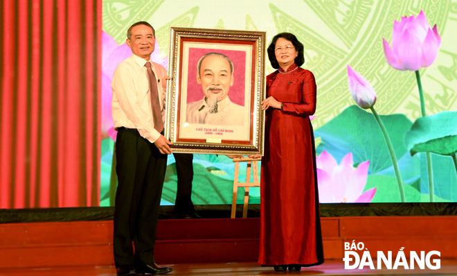 Phó Chủ tịch nước Đặng Thị Ngọc Thịnh tặng quà lưu niệm tại Đại hội thi đua yêu nước thành phố Đà Nẵng. 