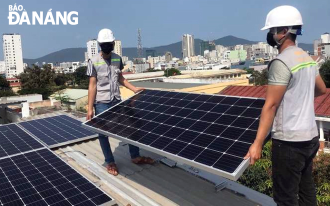 Công ty CP Đầu tư và Phát triển Công nghệ HI-RUBIC thi công điện mặt trời mái nhà tại quận Ngũ Hành Sơn. Ảnh: HUỲNH LÊ