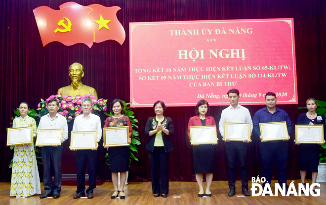 Chủ tịch Ủy ban MTTQ Việt Nam thành phố Đặng Thị Kim Liên trao bằng khen cho các tập thể, cá nhân được khen thưởng tại hội nghị. Ảnh: T. HUY