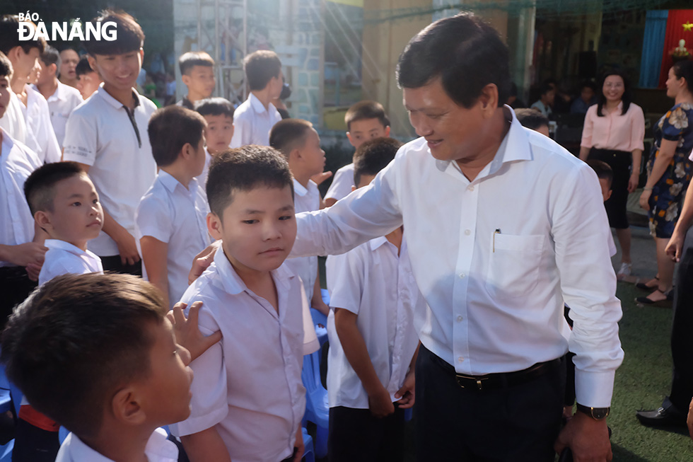 Ủy viên Ban Thường vụ Thành ủy, Chủ tịch HĐND thành phố Nguyễn Nho Trung thăm và động viên trẻ em tại Trung tâm Nuôi dạy trẻ khó khăn nhân dịp Tết Trung thu 2020. Ảnh: XUÂN DŨNG