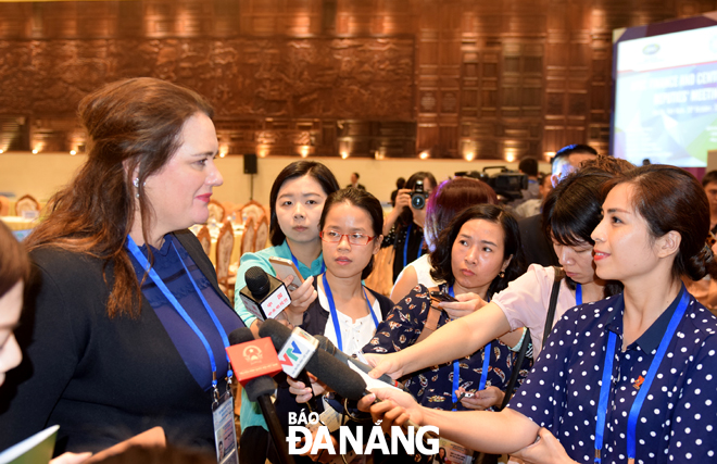 Phóng viên báo chí tác nghiệp tại sự kiện APEC Đà Nẵng 2017. Ảnh: ĐẶNG NỞ