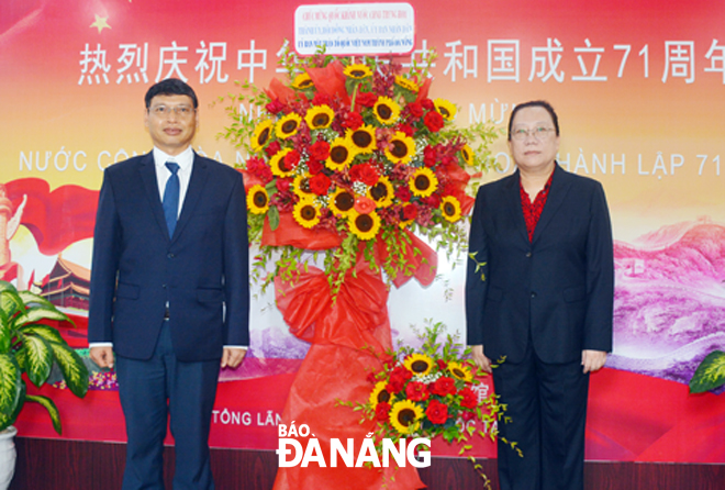 Phó Chủ tịch UBND thành phố Hồ Kỳ Minh (trái) tặng hoa chúc mừng Tổng Lãnh sự quán Trung Quốc tại Đà Nẵng. Ảnh: LÊ VĂN THƠM	