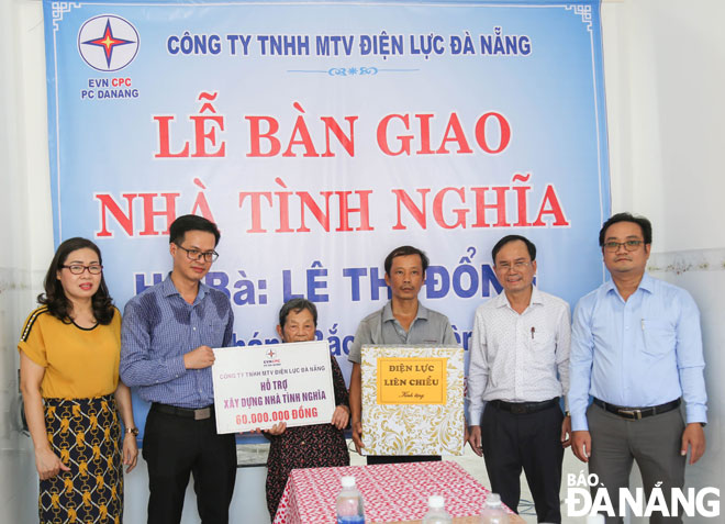 Công ty TNHH MTV Điện lực Đà Nẵng tổ chức lễ bàn giao nhà tình nghĩa cho gia đình bà Lê Thị Đổng.			        		                      Ảnh: KHÁNH HÒA