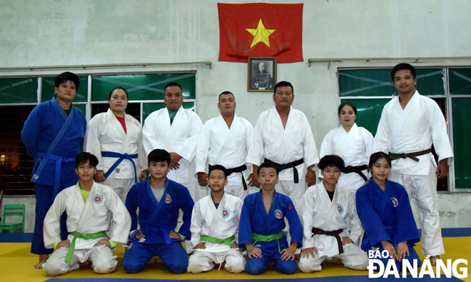 Sự nỗ lực rất lớn của HLV Nguyễn Duy Phú (thứ 3, phải sang, hàng đứng) cùng các học trò đã mang lại rất nhiều thành công cho bộ môn Judo - Jujitsu Đà Nẵng trong năm nay. 						              Ảnh: NGUYÊN AN