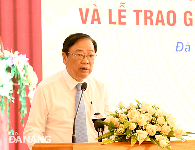 Phó Chủ tịch chuyên trách Hội Nhà báo Việt Nam Mai Đức Lộc đánh giá cao những nỗ lực, kết quả của Hội Nhà báo thành phố  đạt được trong nhiệm kỳ qua. Ảnh: ĐẶNG NỞ